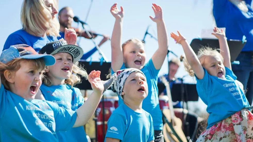Musiken sprätte i varje litet ben och det var svårt att stå still i det härliga vårvädret.