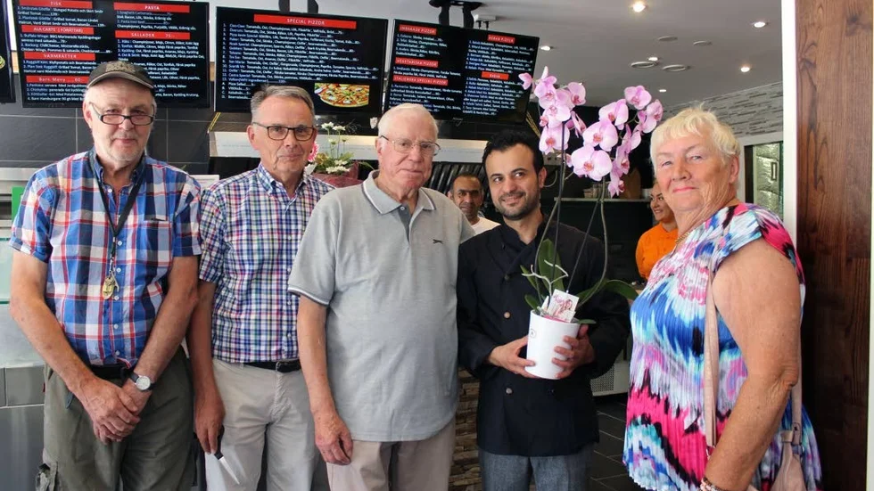 Gratulation med blommor, från vänster Olle Ljungblad, Conny Tyrberg, Bertil Edström, krögaren Mariwan Jamal och Laila Bohman.