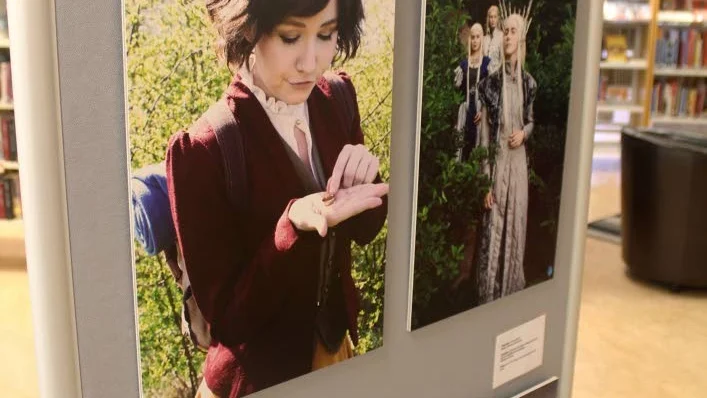 En av bilderna i Cosplay utställningen föreställer en ung kvinna som klätt ut sig till Bilbo.