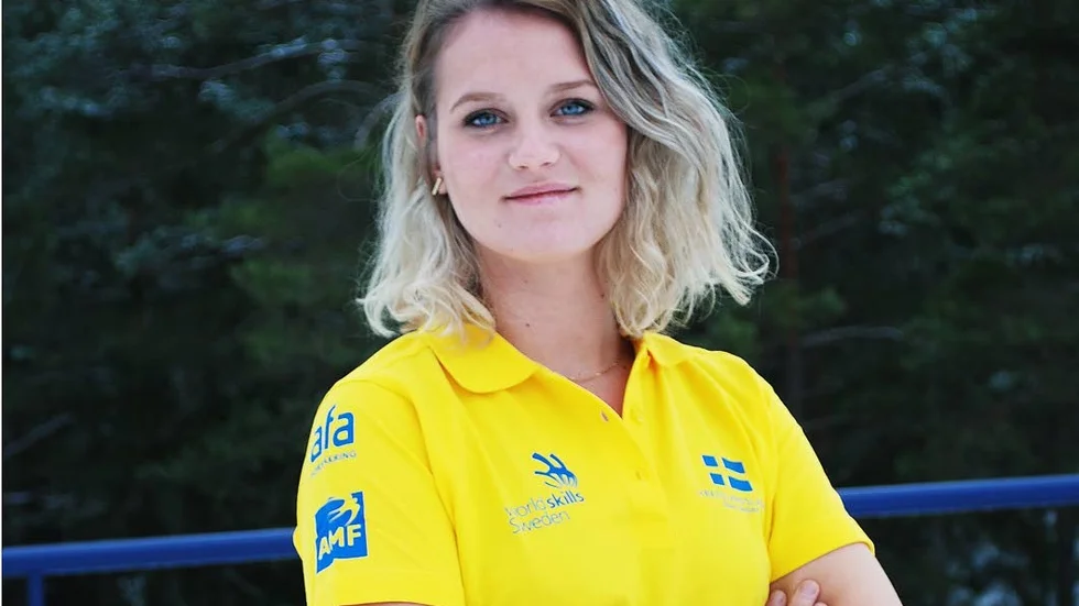 Blågult. Julia Göransson från Borghamn ska i oktober tävla om medaljer i yrkes-VM.