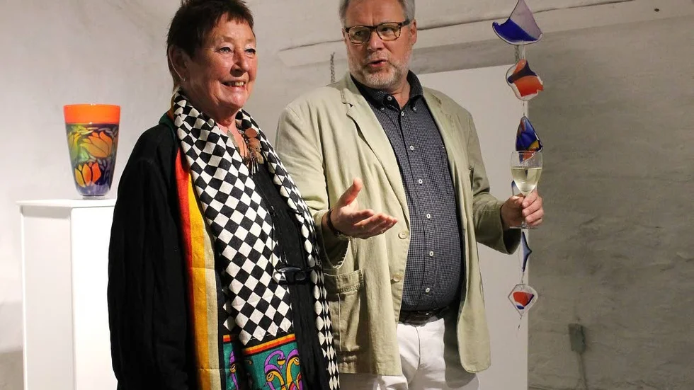 Utställare. Berit Johansson, glaskonstnär, och Bo Gäfvert, vice ordförande för konstgalleriet, höll ett kort tal för vernissagens besökare.