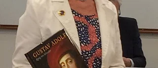 De fick ta emot fana av kungen