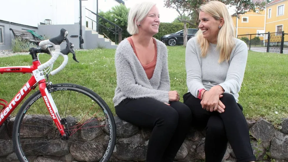 HJULVÄNNER. Frida Lindkvist och Jill Eriksson motionerar tillsammans och nu ser de fram emot Vätternrundan. De är yngst i sitt motionslag i Maif.