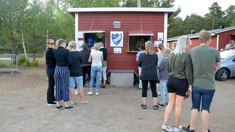 Strax före startdags är det kö för att köpa sina bingobrickor.