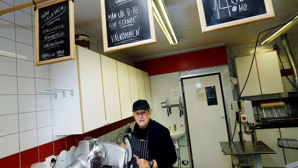 Anette Sandborg i den manuella charken och hon har arbetat i 17 år sedan butiken var en Ica-butik.