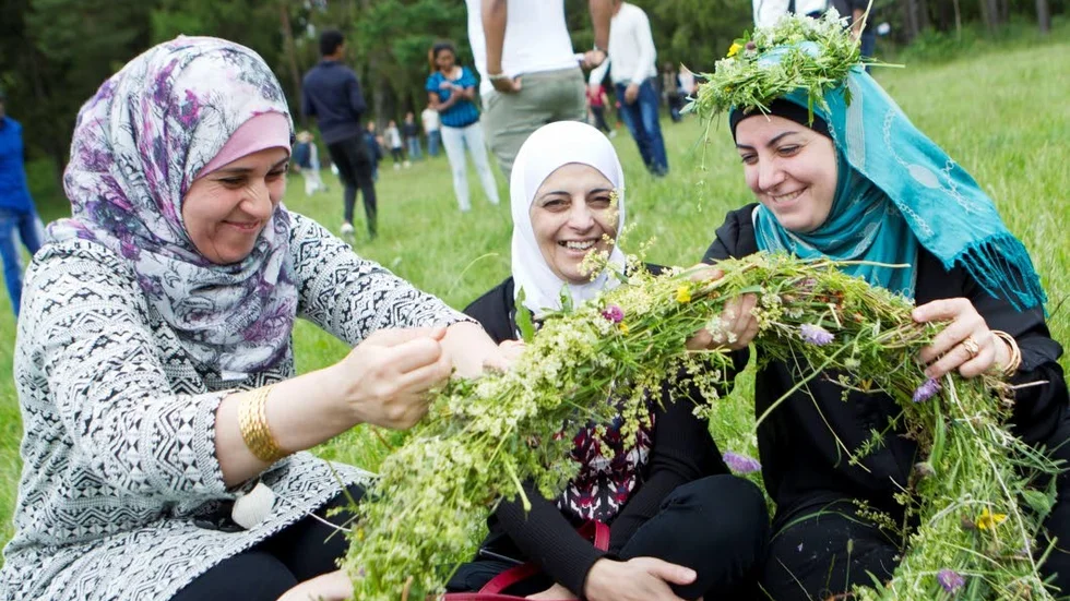BLOMMOR OCH BLAD. Aisha Huseen, Hanadi Shehadeh och Laila Naji var med och band kransarna som skulle pryda midsommarstången.
