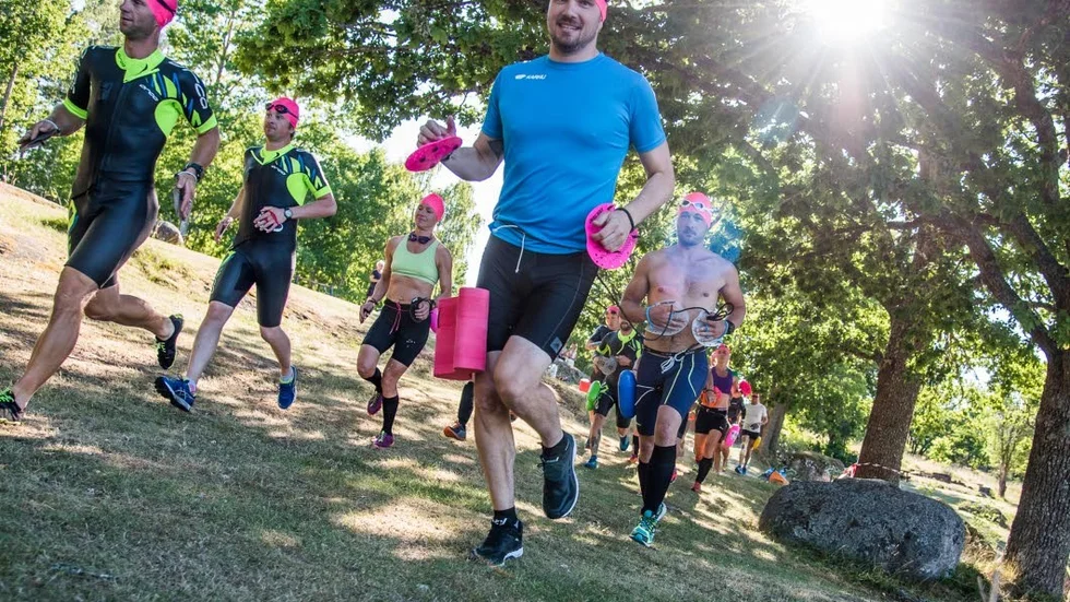 Starten i Ankarsrums swimrun har gått. Närmast i bild Jesper Petersson och tätt efter Johan Hansson.