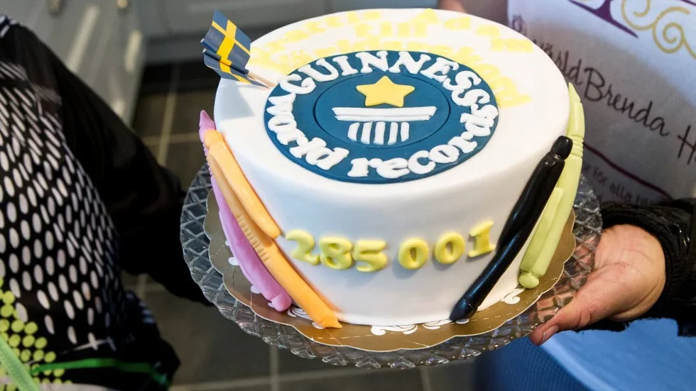 DEKORERAD. Både pennor, en grattistext till Adam och Guinness World Records-loggan prydde tårtan.