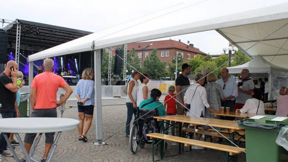 Besökare. Vid klockan 18 på torsdagskvällen hade mellan 50-70 personer sökt sig till stadsfestivalen.