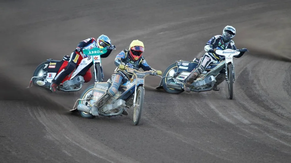 Frederik Jakobsen, ung dansk, gjorde elitseriedebut när han kastades in i Piraternas lag och körde in 7+1 poäng.