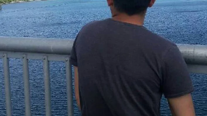 Ensamkommande. Ehsan, som egentligen heter något annat, bor och pluggar i Motala. Nu riskerar han att tvingas flytta härifrån.