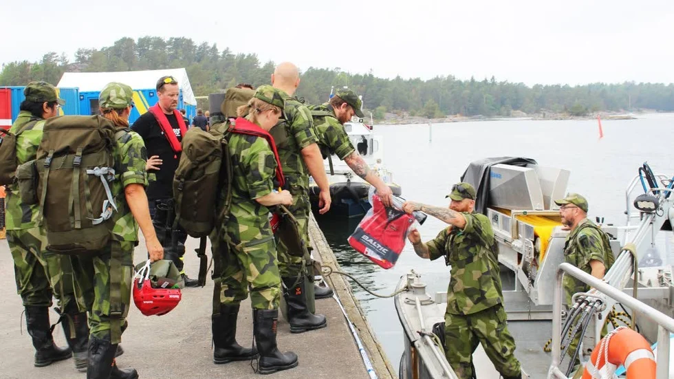 Ett 50-tal soldater från Försvarsmakten kom under måndagen till Flatvarp för att hjälpa till i arbetet.