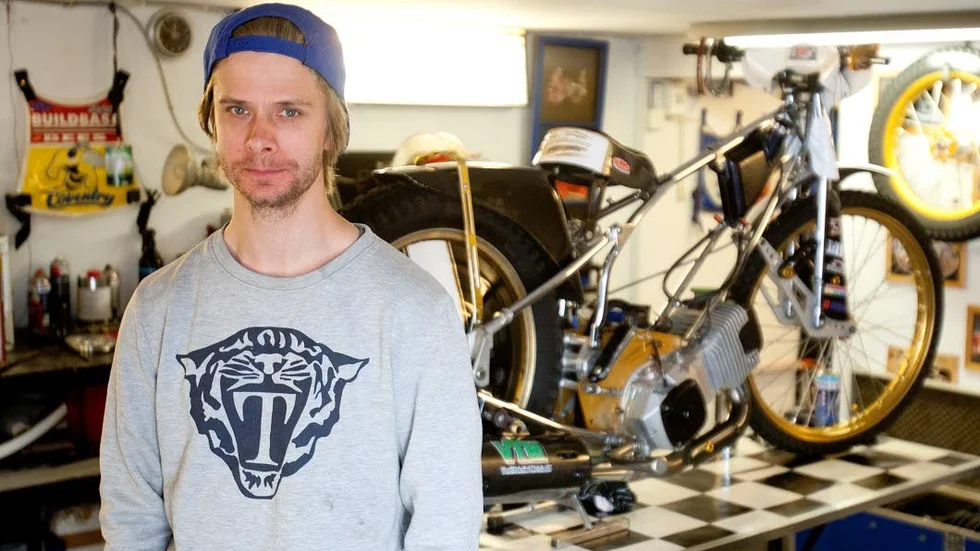 Framåt. Läkarna är nöjda med det jobb de gjort med hans sargade vänsterhand. De ser inget problem för att den inte ska kunna fungera som vanligt igen.