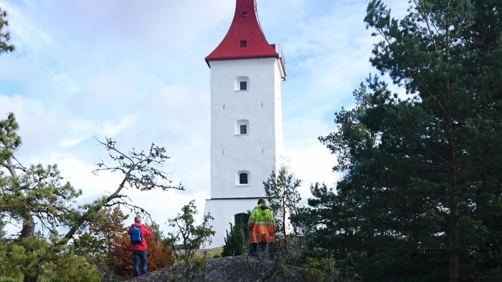 Nu är båken ommålad och lyser vit. Sokeln har slitits mer än själva tornet och därför länge sett mörkare ut, menar Sjöfartsverket.