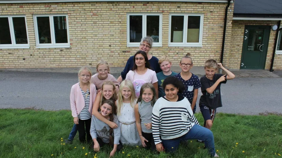 Hege Arola, längst bak, tillsammans med några av barnen på skolan. Bakre raden: Hedwig Swanström, Fanny Malmersjö, Roua Salmoun, Sixten Solenback, Elias Bernhardsson och Malte Hafström. Främre: Nadja Ottosson, Molly Andersson, Nova Bekkeli, Wilma Gullquist och Nor Al-Otaibi.