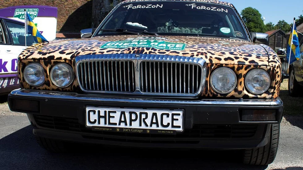 Vrålåk. Team Farozon deltog med en bil som var utsmyckad som en jaguar. Det vill säga djuret.