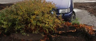 De tvingas gräva runt parkerad bil