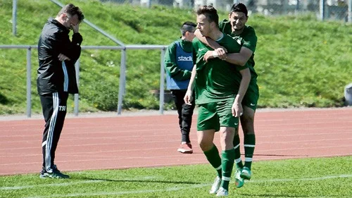 VIF-tränaren Tommy Svensson Pöder deppar samtidigt som Prespa Birlik-spelarna firar sitt första mål. Vimmerby fick till slut se sig besegrat med 5-2 och har nu tre raka förluster.