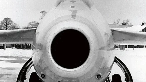 Som ung fältflygare i J 29 Tunnan fick Stig Holmström lämna planet i katapultstol och landa med fallskärm. Foto: Flygflottiljen F3