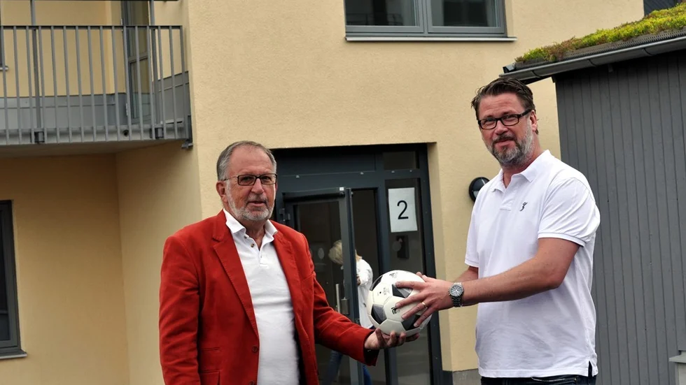 Jan Österlind, styrelseordförande för Stångåstaden, lämnar över bollen till Terje Berentsen som nu ska se till de nya bostäderna. Foto: Tommy Pettersson.