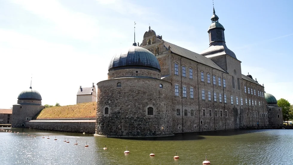Det mäktiga slottet höjer sig över fälten och Vättern.