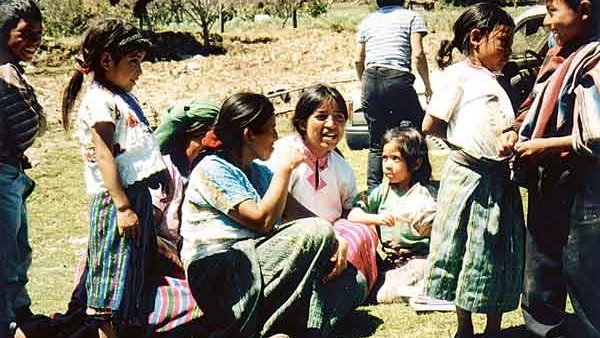14 svenska kvinnor har rest runt i El Salvador och Guatemala under två veckor. Bilden är tagen i en maya-by i Guatemala.