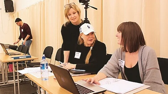 Delar av auditionteamet förbereder sig. Fr v Mats Nilsson,  regissör, Kristina Ruhnström, konstnärlig ledare, Lisa Lindkvist, regissör och Katrin Kernell, sång- och musikansvarig.