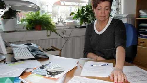 Ann-Britt Sköld som är arbetsförmedlingschef håller inte med om kritiken mot jobbcoacher. "Många gör ett riktigt bra jobb".