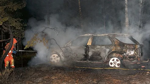Snabb brandutveckling. Det var inte mycket kvar av bilen som en man fick kasta sig ut ifrån i en hastighet på 80 km/h.