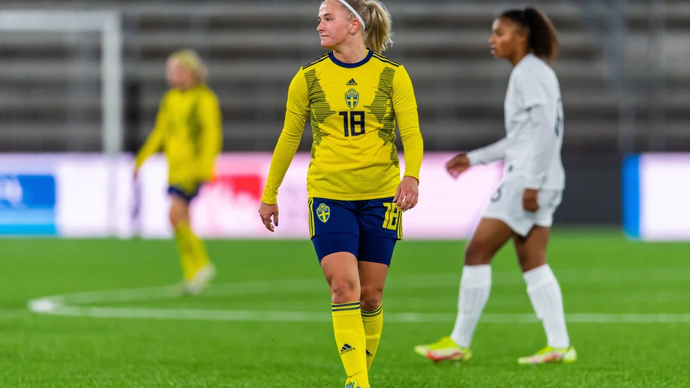 Tuva Skoog gjorde sitt femte landslagsmål när hon hoppade in i andra halvlek – men det blev ändå förlust mot Polen.