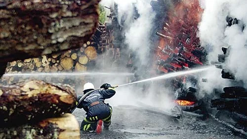 Hettan var enorm. Branden fick våldsam fart i det torra timret och brandmännen fick jobba hårt för att kunna släcka elden.