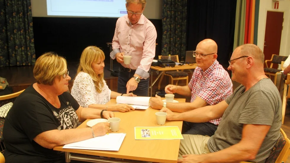 Britt Wireland Sorpola, Annelie Ohlsson och Ulf Nilsson diskuterar de olika alternativen tillsammans med Nicke Wainebro och Åke Nilsson under pausen.