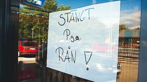 Kunderna möttes i går eftermiddag av stängda dörrar och meddelandet "Stängt p.g.a rån".