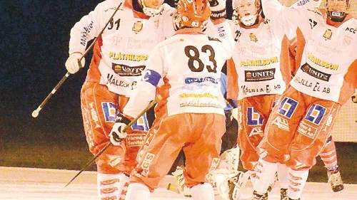 Drömdag. Allt gick Målillas väg i lördags. Laget gjorde en kanonmatch mot Jönköping och vann med klara 9-2. Nu ligger Daniel Gustavssons lag tvåa i tabellen. Foto: Magnus Strömsten
