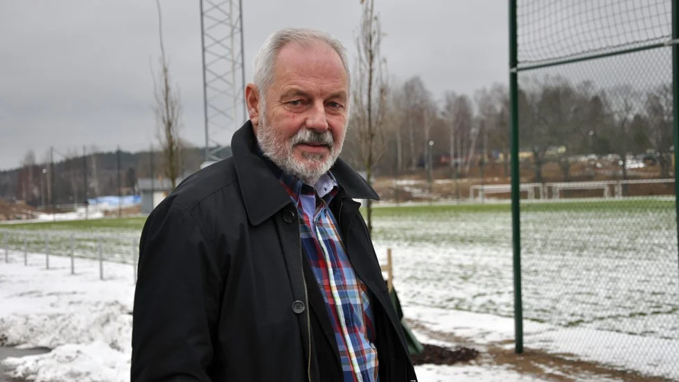 Det är en glad Hans Måhagen (S) som nu kan konstatera att byggandet av idrottshall på Hackelområdet nu kommit ett steg närmare avkast. Foto: Alf Wesik