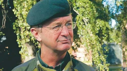 Överbefälhavare Håkan Syrén kom till Eksjö men försvarsministerns avhopp gjorde att han tvingades lämna Eksjö tidigare än tänkt.