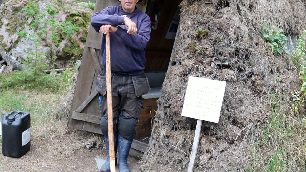 Karl-Åke Bäckmark står vid vakthuset som används vid alla sena nätter då kolmilan måste ses om och packas ihop med klubban. Foto: Liselotte S Johansson
