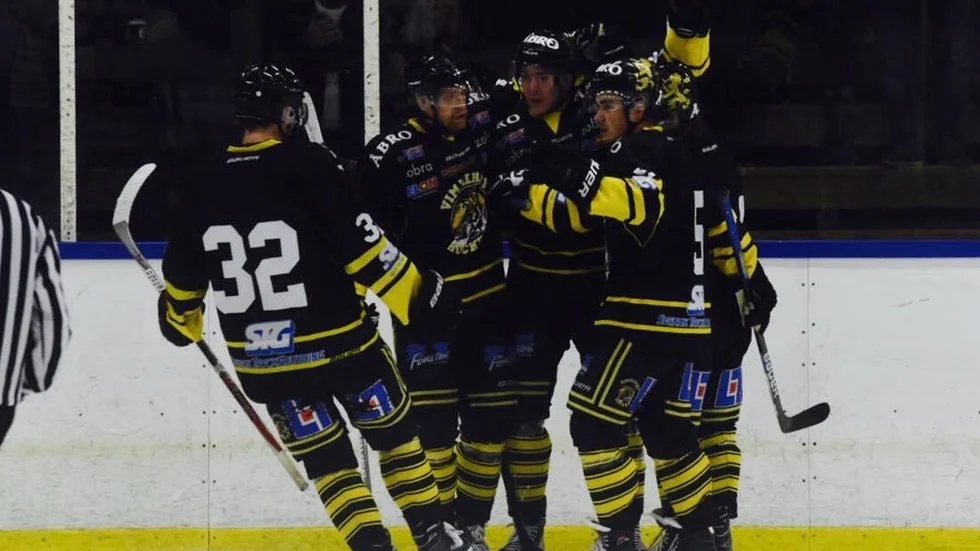 Vimmerby Hockeys nyförvärv Robin Höglund klappas om efter att ha gjort 1-0 i matchen mot HA 74.