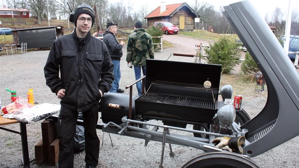 Oskar Thorebring stod och sålde korv vid sin egenbyggda traktorgrill. Foto: Erica Månsson