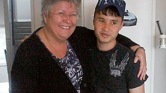 Ann Thyselius håller om Mohammad Ali, en av pojkarna som kommit till Södra Vi.