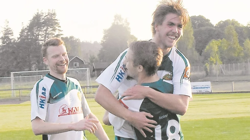 HFK-JUBEL. Hultsfred har fått en mycket bra start på säsongen. Senast blev det 5-2 mot IFK Västervik. Här gratuleras tvåmålsskytten John Svensson av Albert Johansson och Pierre Fransson. Foto: Michael Nordin