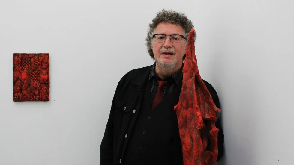 "Att göra en retrospektiv utställning är lite som att gå på kalas och träffa folk man inte sett på länge.", säger Bo Olls som är aktuell med utställningen Post Modern Blues på Passagen.