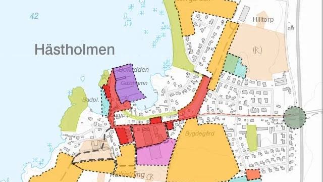 De röda områdena är aktuella för bostadsbebyggelse. Det ljuslila området söder om genomfarten blir Hästholmens nya campingplats och orange områden är framtida platser för bostäder.