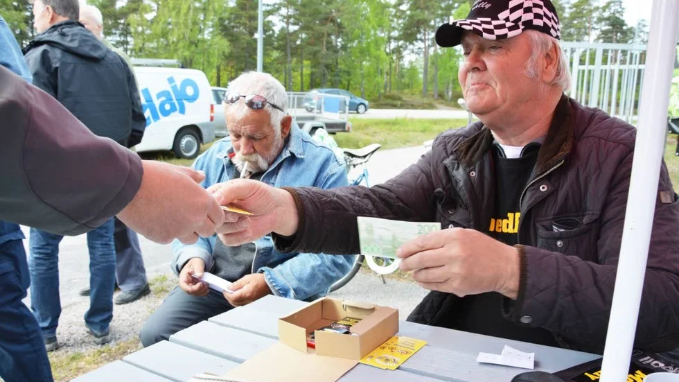 Rallygeneralen. Det är som vanligt Kalle Mjöbrant som håller i mopedrallyt. Bilden togs för ett år sedan.