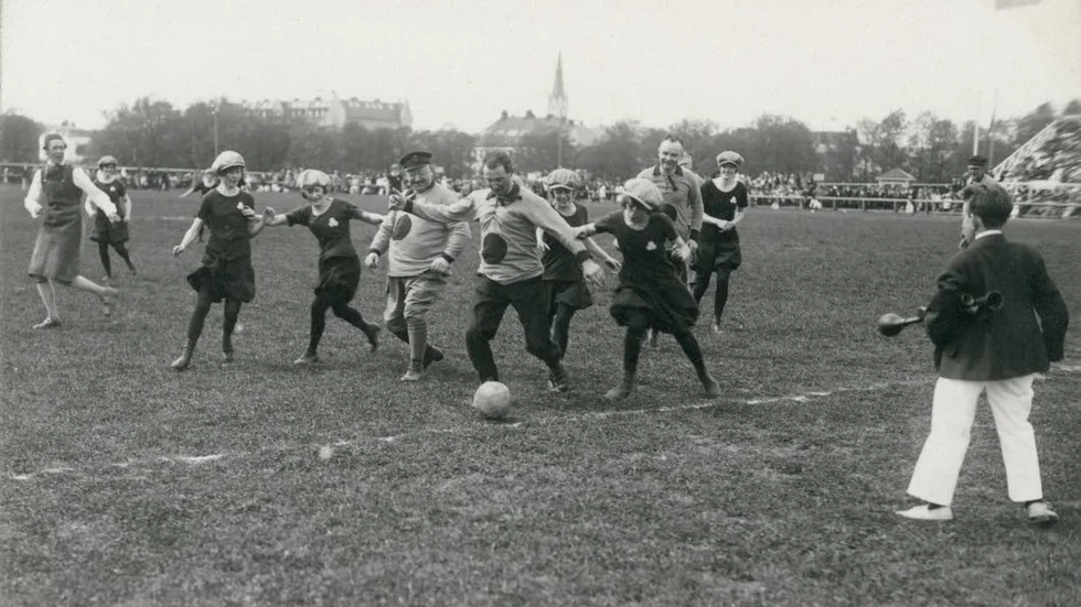 I samband med Barnens Dag i Linköping 1922 mötte ett damlag från Linköpings gymnastikförening ett hopplockat lag av välmående mogna herrar inför 800 åskådare i en fotbollsmatch på Nya Idrottsplatsen. Domare var den välkände redaktören Ottmar Stenberg (längst till höger i bild). Damlaget vann denna match precis som flertalet andra i raden av liknande fotbollsmatcher som genomfördes i början av 1920-talet i Linköping.