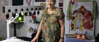 Hon kör healing med ljus