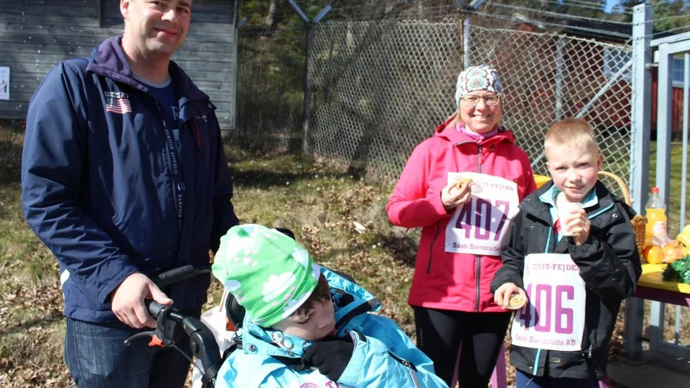 Eklöf. Familjen passade på att ge sig ut i värmen. Eva-Lena brukade orientera och sprang då loppet. Från vänster: Jens, Emma, Eva-Lena och Oscar.