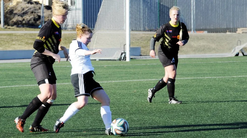 Västerviks Damfotbolls Mia Larsson gjorde mål mot Krokstorp i Smålandscupen.