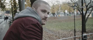 Förortsmiljön skildras med kärlek och skärpa