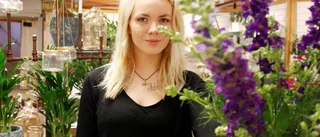 Hon tävlar med blomsterbinderi
